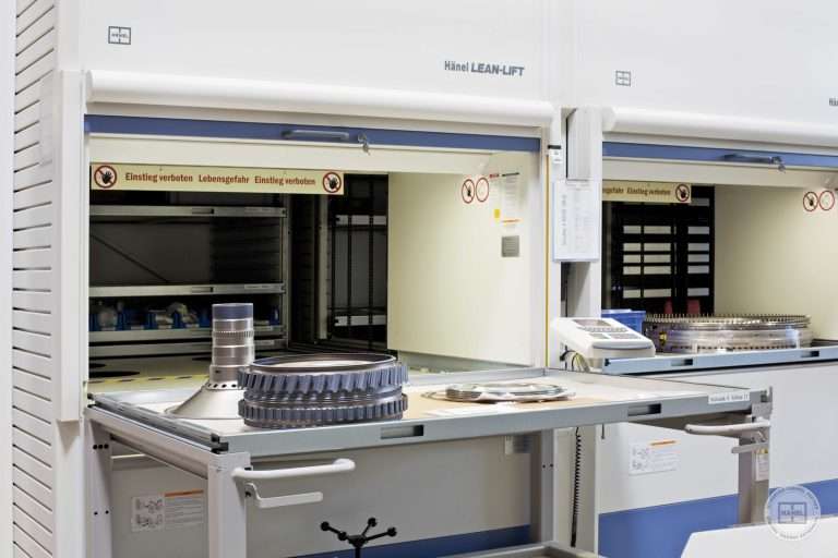 Hänel Lean-Lift access trays holding machined metal parts